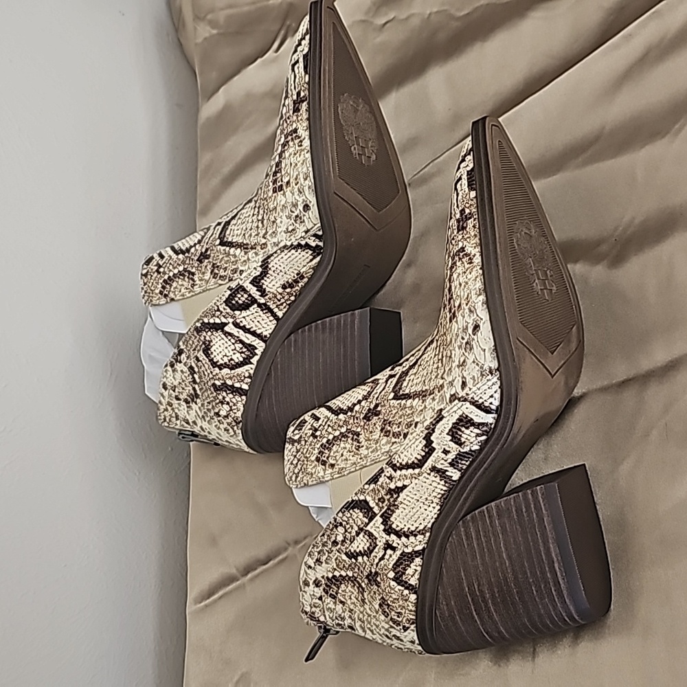 NEW Vince Camuto snake print leather ankle booties high  heel back zipper - Picture 11 of 12